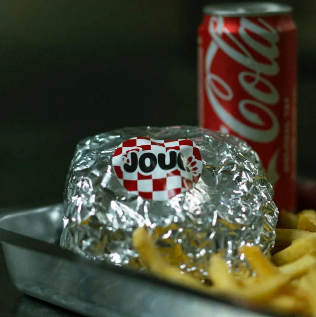 Joul ambalajlı burger, patates ve içecek servisi